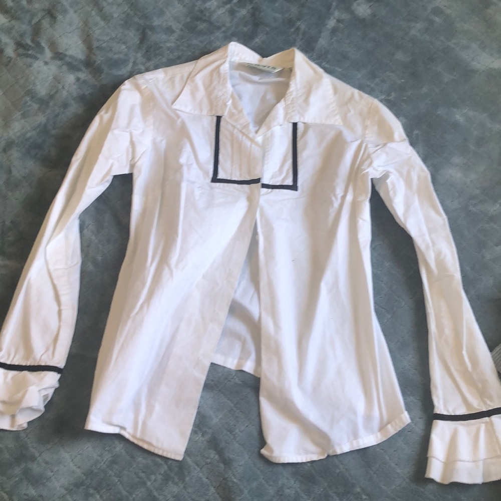 Or versus blouse button down